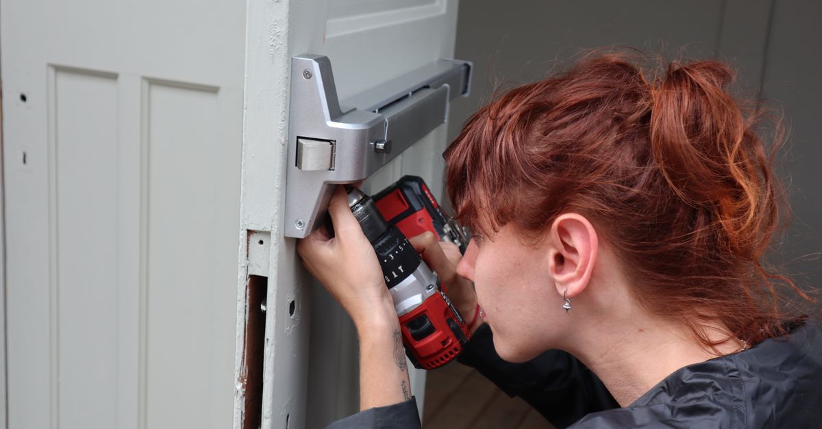 locksmith service technician — Parkchester Locksmith Bronx Corp